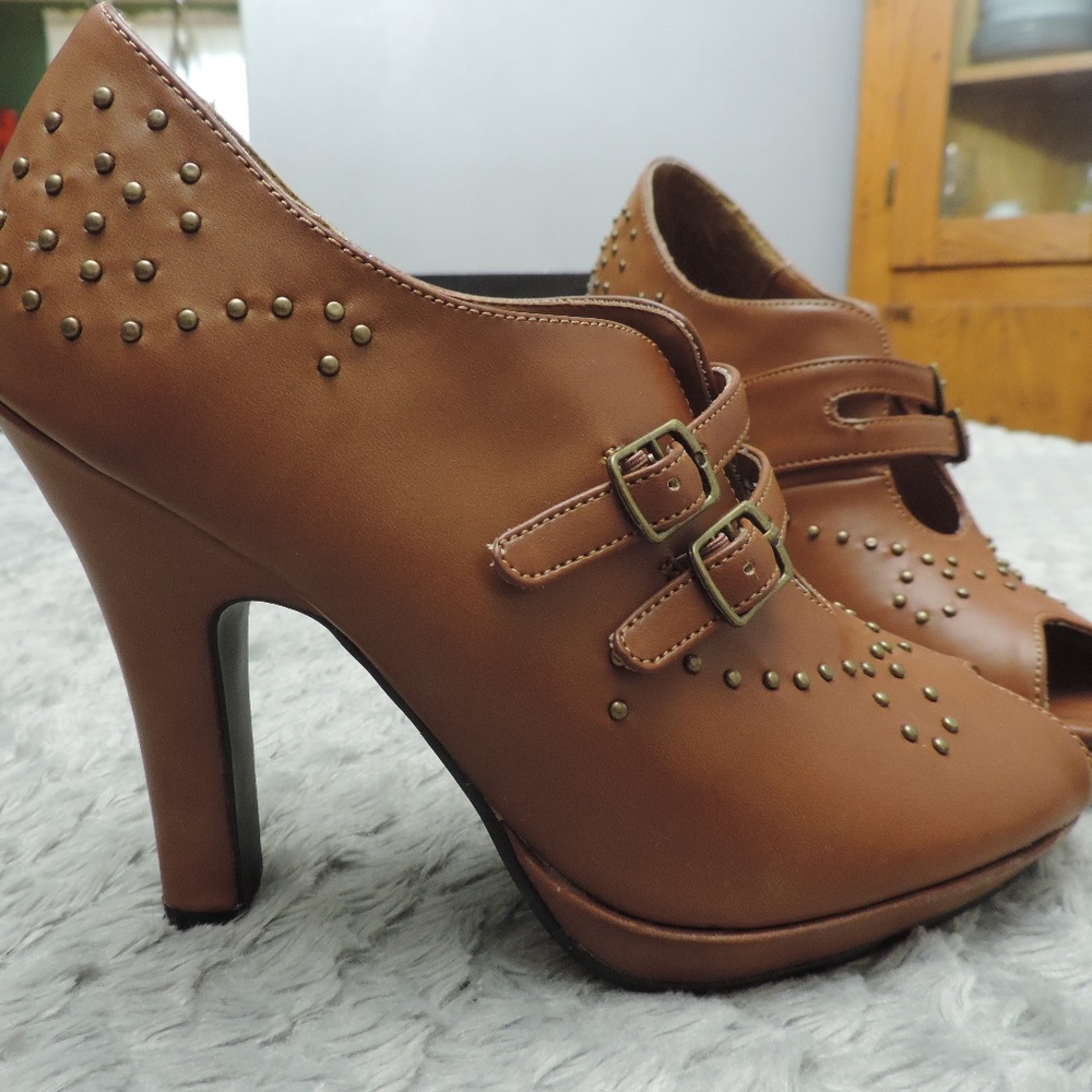 NewPort  News Peek-a-Boo Toe 4 inch Heels